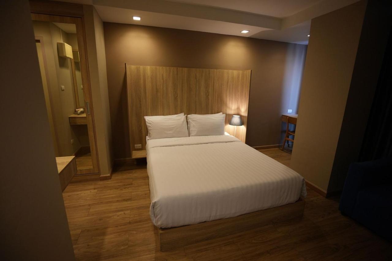 Baan Tanwa - Mrt Ratchadapisek Hotell Bangkok Exteriör bild