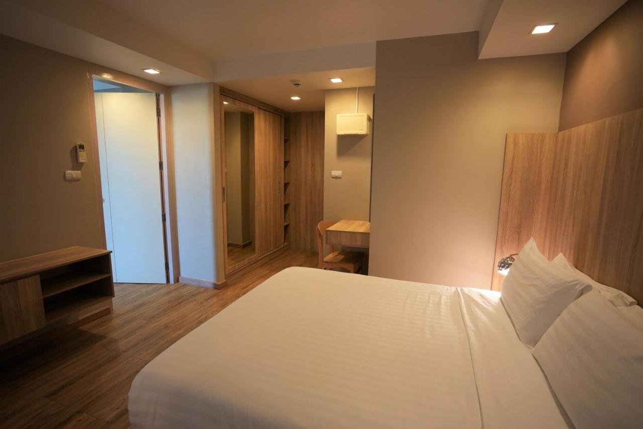 Baan Tanwa - Mrt Ratchadapisek Hotell Bangkok Exteriör bild