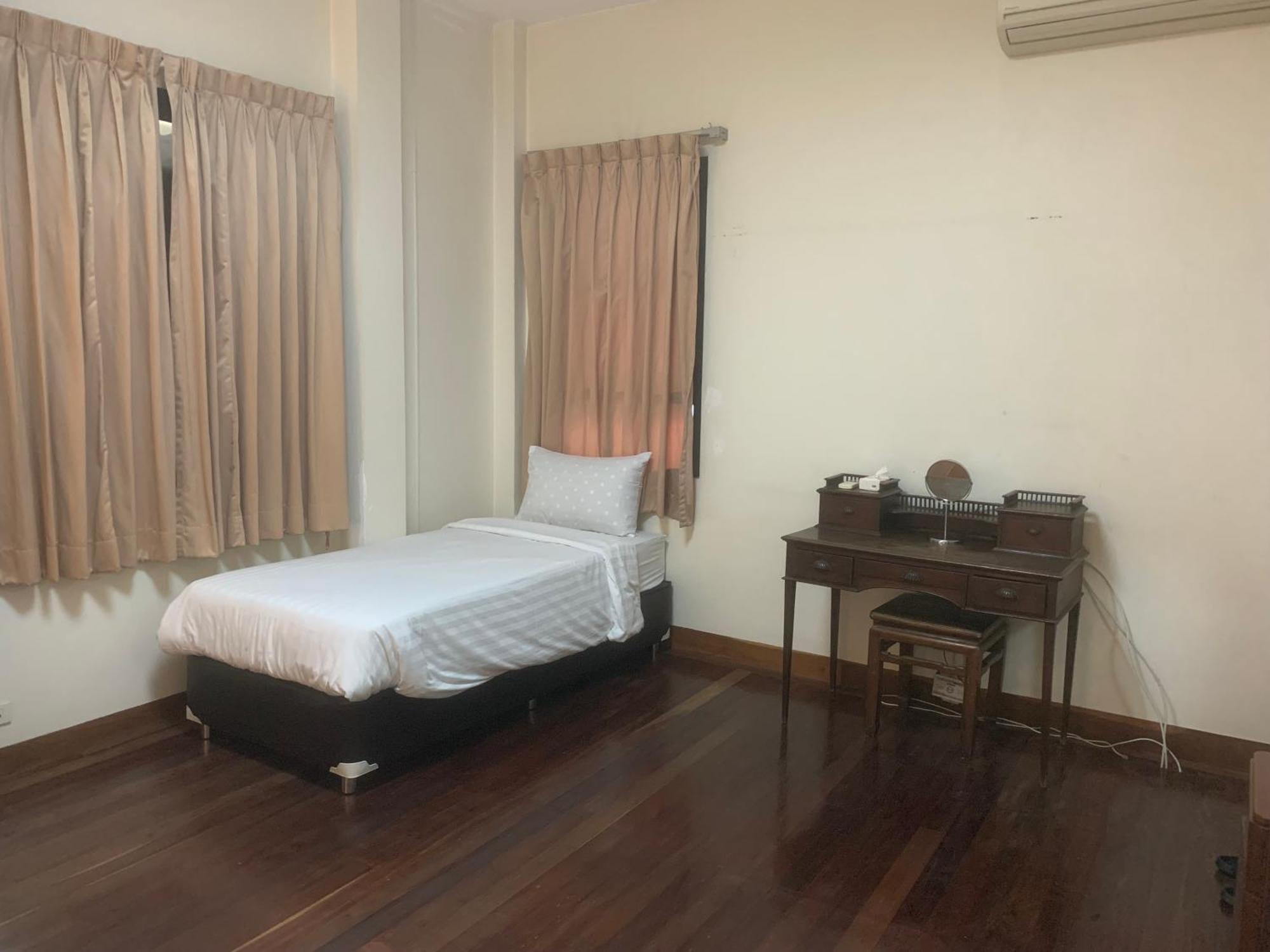 Baan Tanwa - Mrt Ratchadapisek Hotell Bangkok Exteriör bild