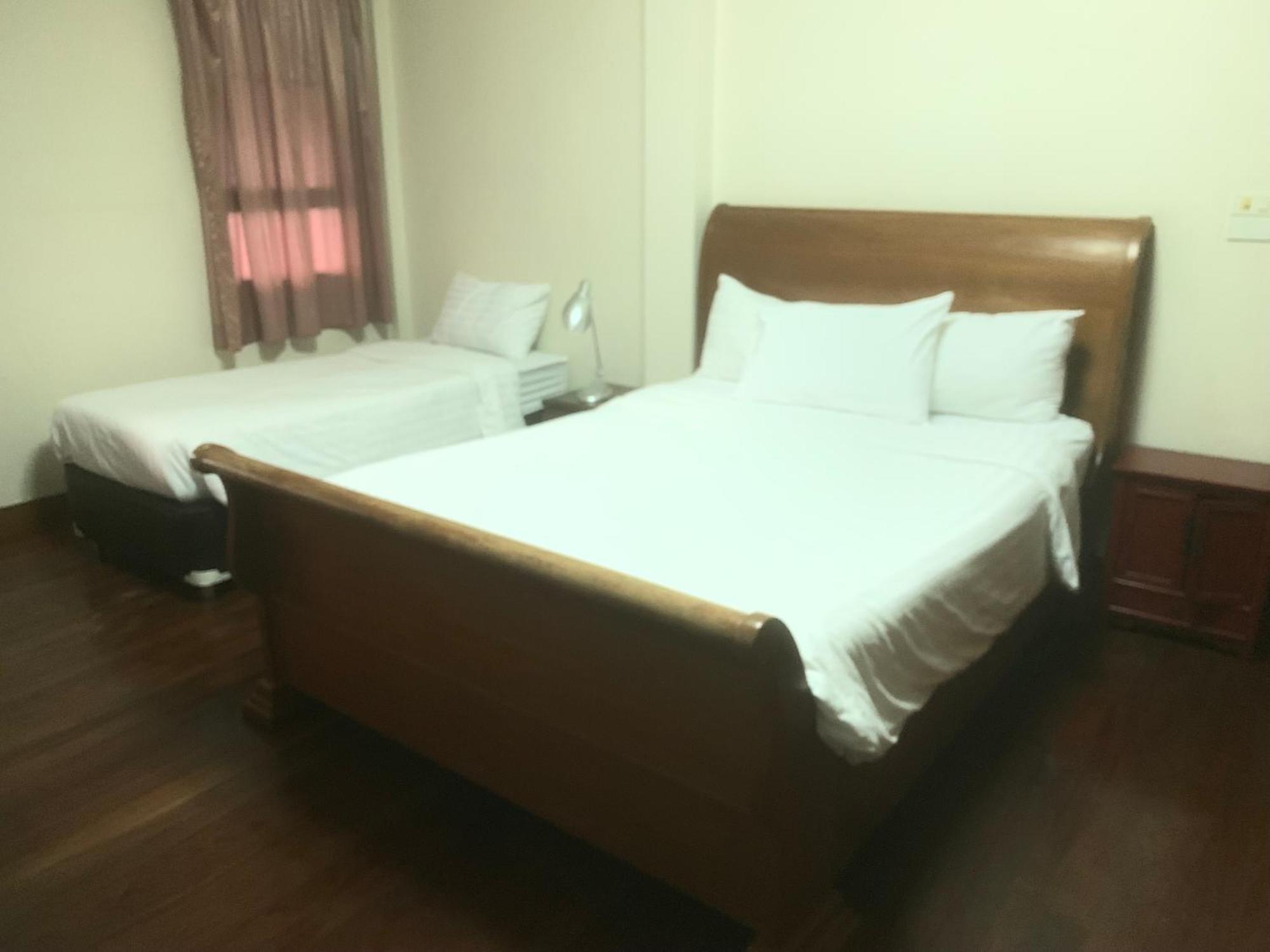 Baan Tanwa - Mrt Ratchadapisek Hotell Bangkok Exteriör bild